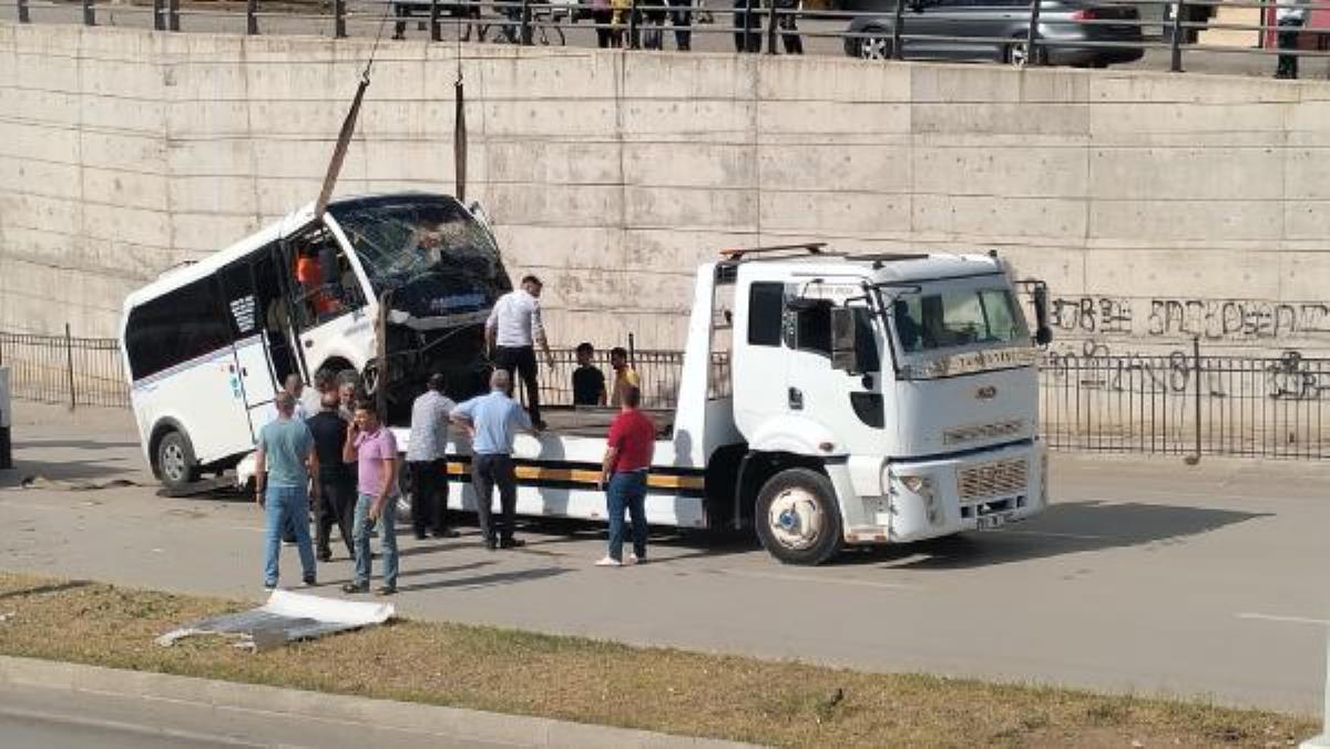 Adana’da yolcu minibüsü alt geçide düştü