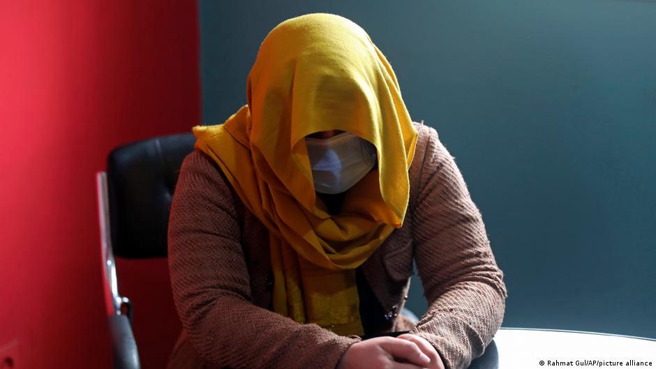 Afganistan’da kadın sunuculara yüzlerini kapama zorunluluğu
