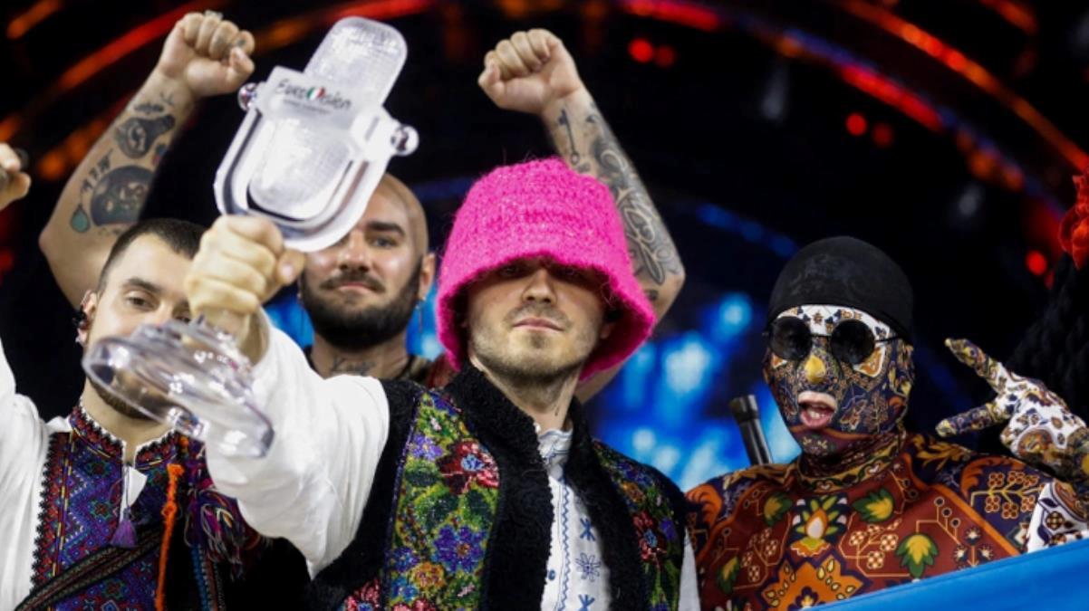 Eurovision yarışmasının şampiyonu Kalush Orkestra grubu, kupalarını ülkeleri için 900 bin dolara sattı