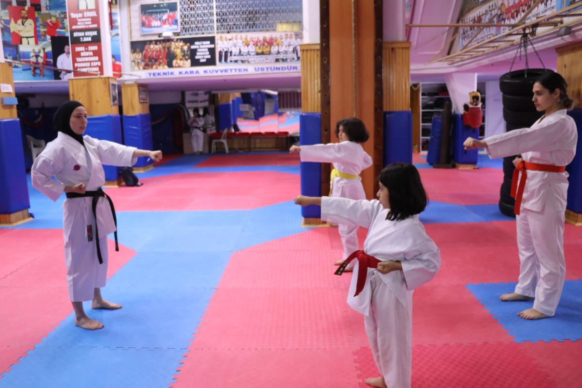 Şampiyon sporcu, karateye başladığı salonda yeni yetenekler peşinde