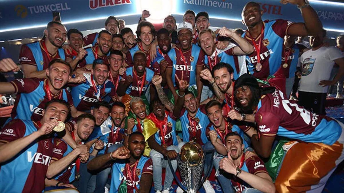 Trabzonspor’un yıldızlarından olay poz! Şampiyonluk kupasıyla yarı çıplak yatağa girdiler