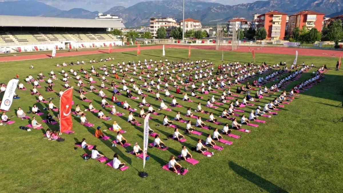 500 kadın birlikte yoga yaptı