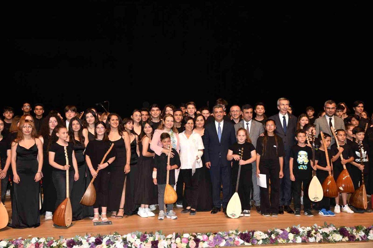 Denizli türkülerini 120 öğrenciden oluşan dev orkestra seslendirdi