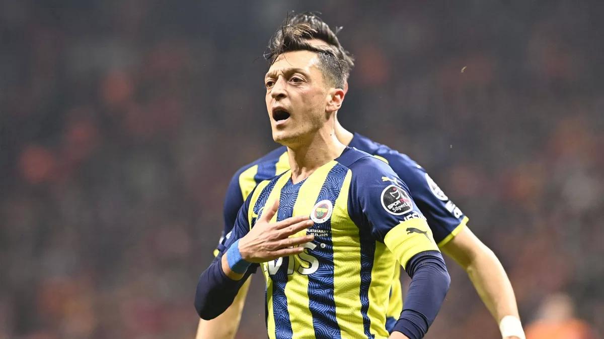 Fenerbahçeli yıldız Mesut Özil espor kariyerine hazırlanıyor