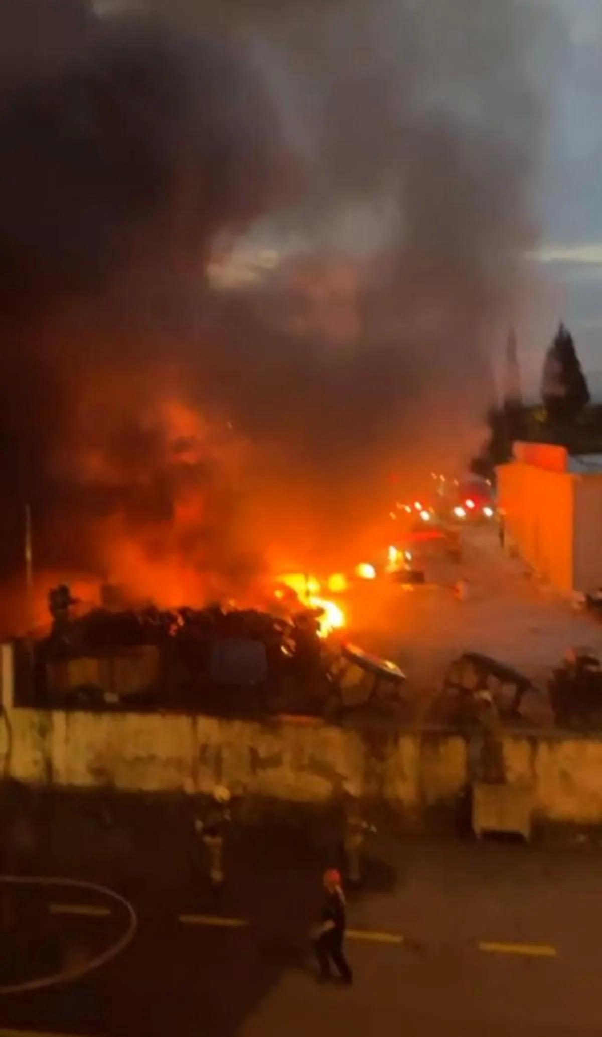 İzmir’de depoda çıkan yangın yakındaki apartmana sıçradı