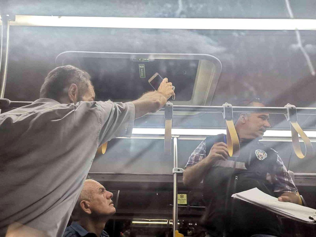 İzmir’de içinde yolcular bulunan belediye otobüsüne mermi isabet etti