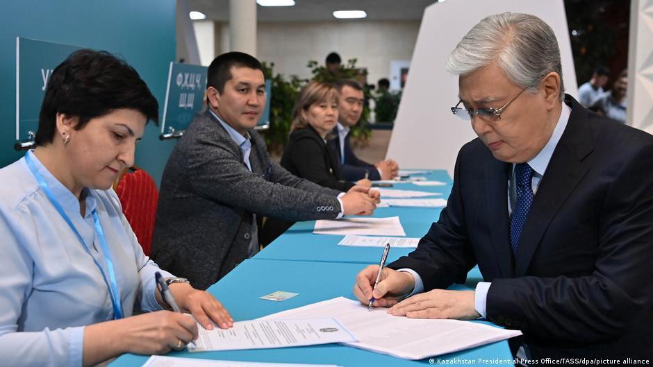 Kazakistan’da halk tarihi anayasa değişikliğine “evet” dedi