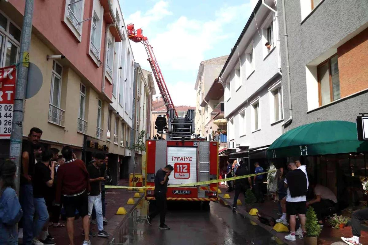 Son dakika haberi… Sağanak sonrası apartman çatısına düşen yıldırım yangın çıkardı