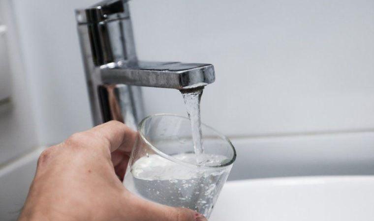 Uzmanlar günde iki litre su içilmesine gerek olmadığını söylüyor