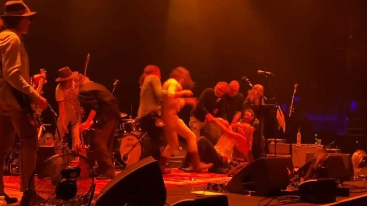 Rock konserinde küme üyeleri birbirine girdi: Yüzüne gitar fırlattı, küfretti