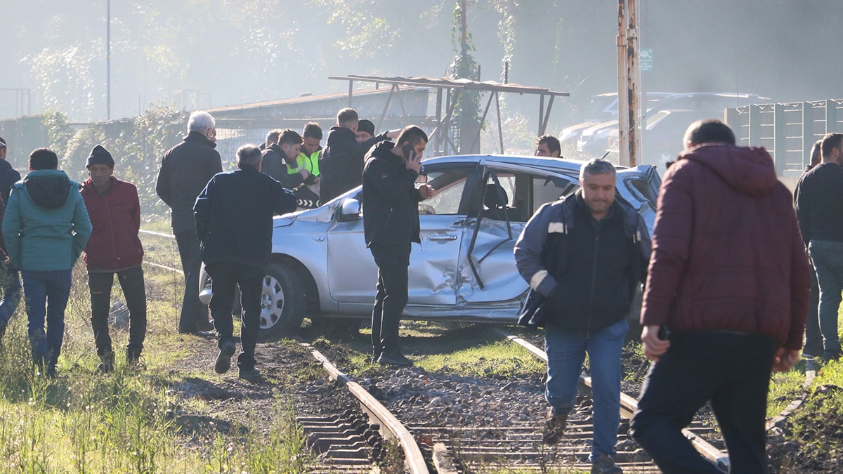 Zonguldak’ta tren arabaya çarptı: Üç yaralı