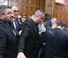 Sırbistan’da tren istasyonundaki ölümlü kaza nedeniyle milletvekilleri arasında kavga