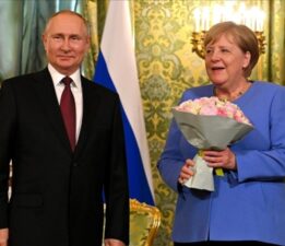 Vladimir Putin, Angela Merkel’den özür diledi: Köpeklerden korktuğunu bilmiyordum