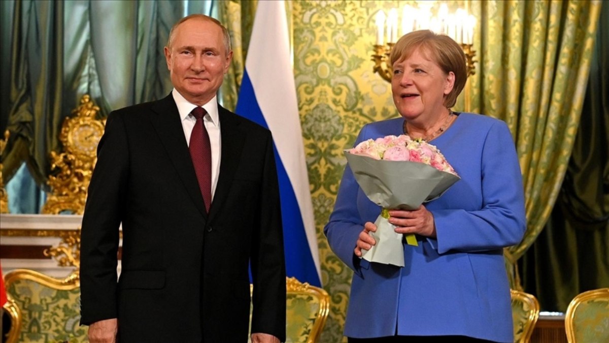 Vladimir Putin, Angela Merkel’den özür diledi: Köpeklerden korktuğunu bilmiyordum