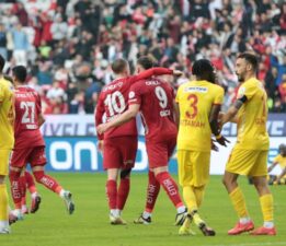 Antalyaspor, Kayserispor’u iki golle geçti