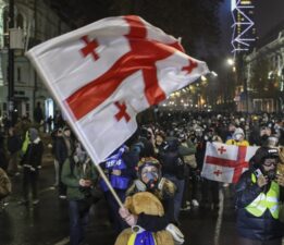 Gürcistan parlamentosunda havai fişekli protesto sürüyor: 48 gözaltı