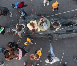 Hafız Esad’ın heykeli, Emevi Meydanı’nda sürüklendi