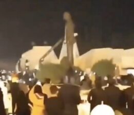 Muhaliflerin ele geçirdiği Dera’da Hafız Esad heykeli yıkıldı