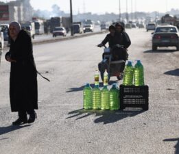 Suriye’de benzini seyyar satıcılar satıyor