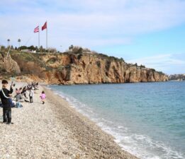 Antalya sahilleri yeni yılın ilk haftasında da dolu
