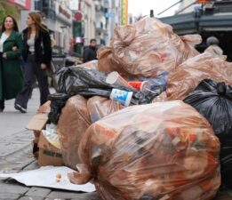 İzmir’de işçiler iş bıraktı, Kordon’da çöp dağları oluştu