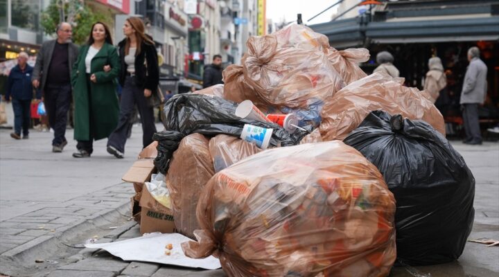 İzmir’de işçiler iş bıraktı, Kordon’da çöp dağları oluştu