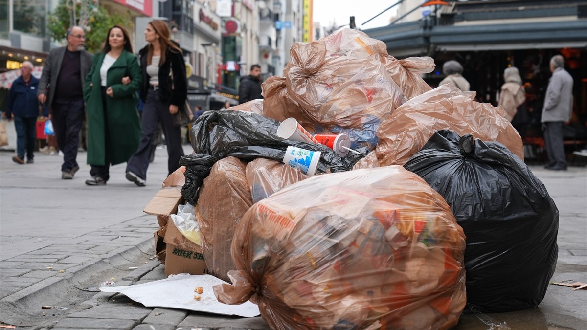 İzmir’de işçiler iş bıraktı, Kordon’da çöp dağları oluştu