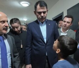 Murat Kurum, depremzede Hüseyin’e verdiği halı saha sözünü tuttu