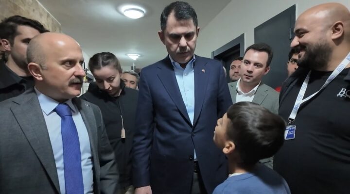 Murat Kurum, depremzede Hüseyin’e verdiği halı saha sözünü tuttu