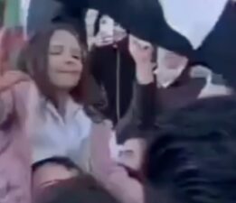 Suriye’de bomba seslerini oyuna dönüştüren baba ve kızının zafer şarkıları