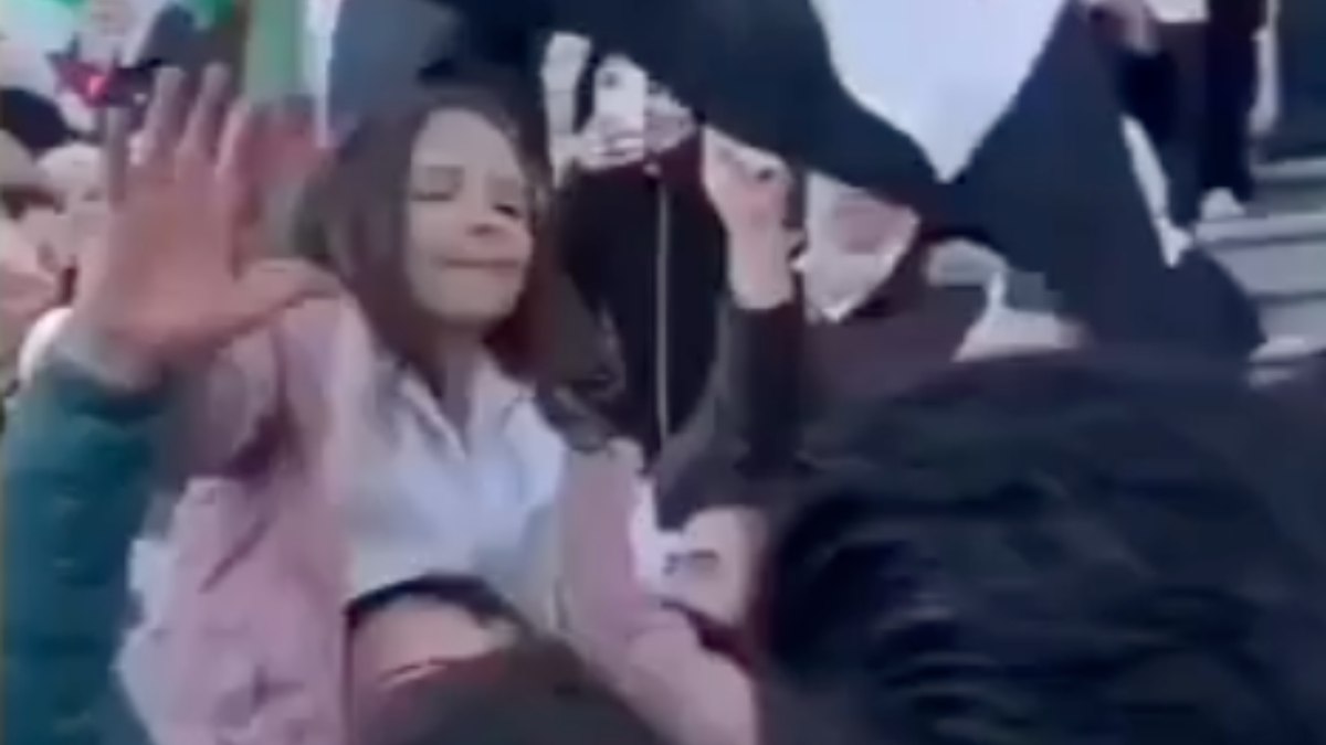 Suriye’de bomba seslerini oyuna dönüştüren baba ve kızının zafer şarkıları