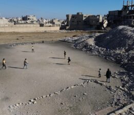 Suriye’de çocuklar, enkaz yığınları arasında futbol oynuyor