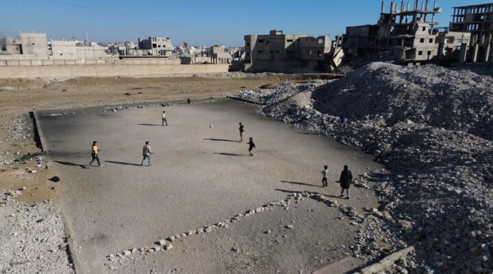 Suriye’de çocuklar, enkaz yığınları arasında futbol oynuyor