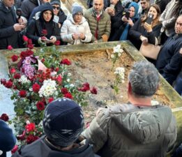 Usta sanatçı Ferdi Tayfur’un sevenleri kabrine akın etti